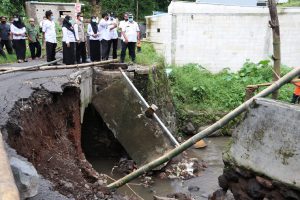 Jembatan Bandulan ambrol. (ist) - Sutiaji Instruksikan Pembenahan Secepatnya Jembatan Bandulan