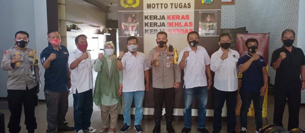 Simbolis sinergitas PWI Malang Raya dan Polresta Malang Kota. (ist) - Hormati PPKM, Kapolresta dan PWI Malang Raya Legowo Tunda Pelantikan Pengurus