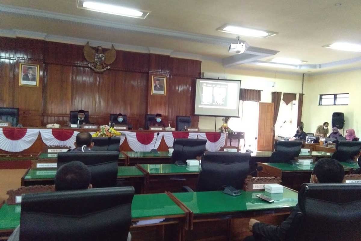 Situasi rapat paripurna DPRD Trenggalek - Sidang Paripurna Penetapan dan Pemberhentian Paslon Bupati Terpilih