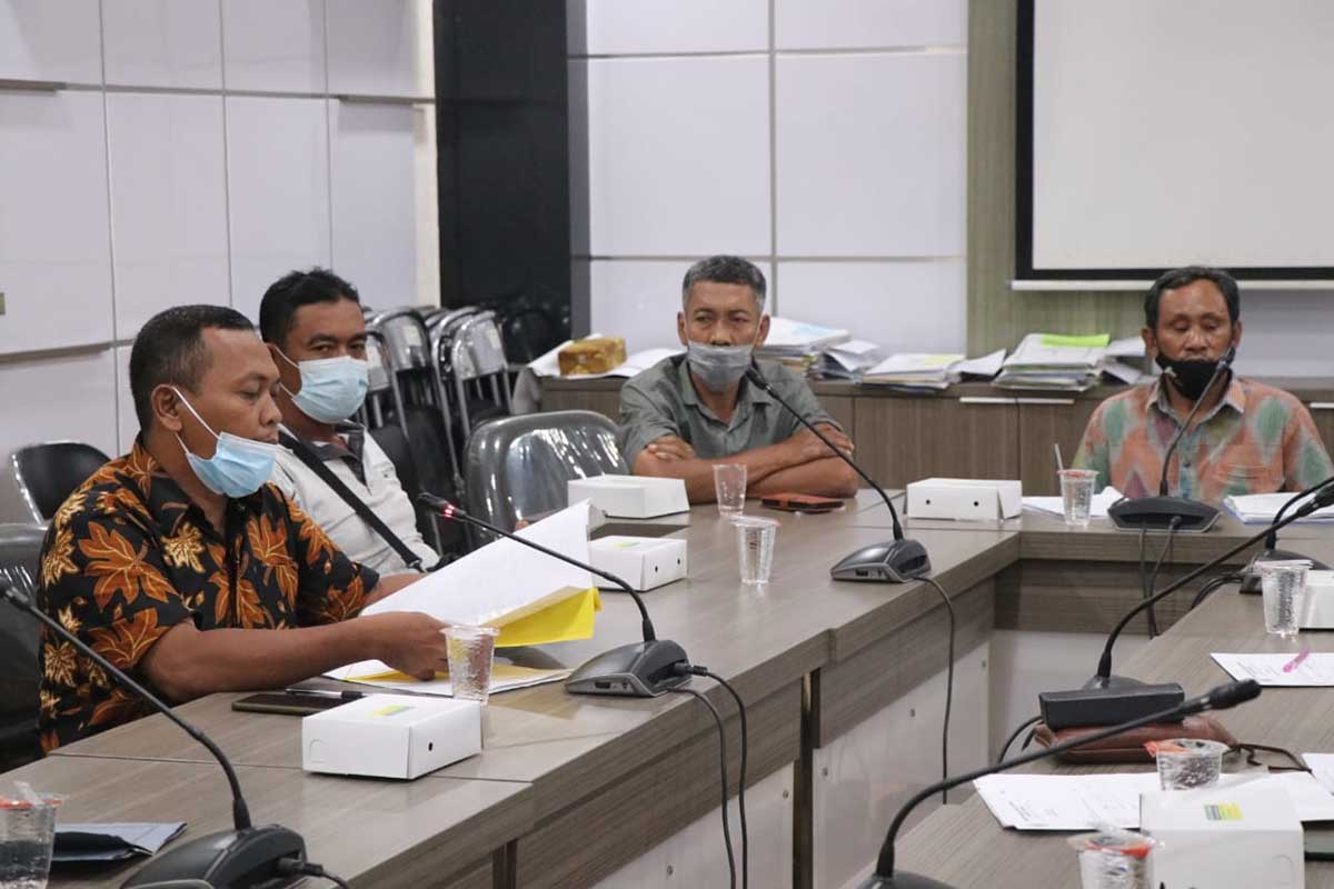 HEARING: Suasana rapat dengar pendapat (hearing) Komisi I DPRD Gresik dengan Kades Kembangan dan sejumlah RT/RW terkait insentif - Tak Puas Jawaban Kades Kembangan, DPRD Gresik Bakal Gelar Hearing Lanjutan