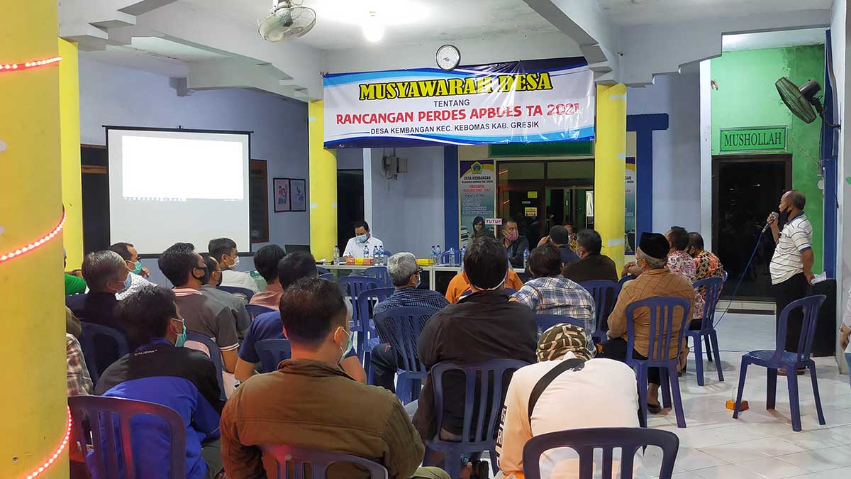 Suasana rapat lanjutan di Balai Desa Kembangan Kebomas Gresik - Kades Kembangan Minta Maaf