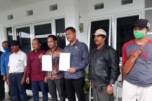 KASUS : Suliono SH bersama beberapa warga Junggo. (gie) - 45 Warga Junggo Jadi Tergugat Soal Tanah