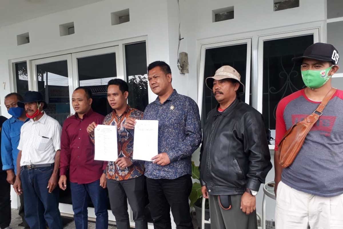 KASUS : Suliono SH bersama beberapa warga Junggo. (gie) - 45 Warga Junggo Jadi Tergugat Soal Tanah