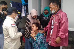 Sutiaji kunjungi warga dan keluarga korban terdampak. (rhd) - Tinjau Korban Longsor, Wali Kota Sesalkan Pembangunan di Bibir Sungai