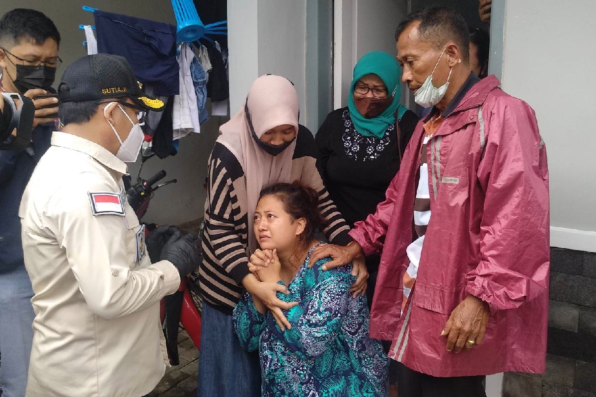 Sutiaji kunjungi warga dan keluarga korban terdampak. (rhd) - Tinjau Korban Longsor, Wali Kota Sesalkan Pembangunan di Bibir Sungai