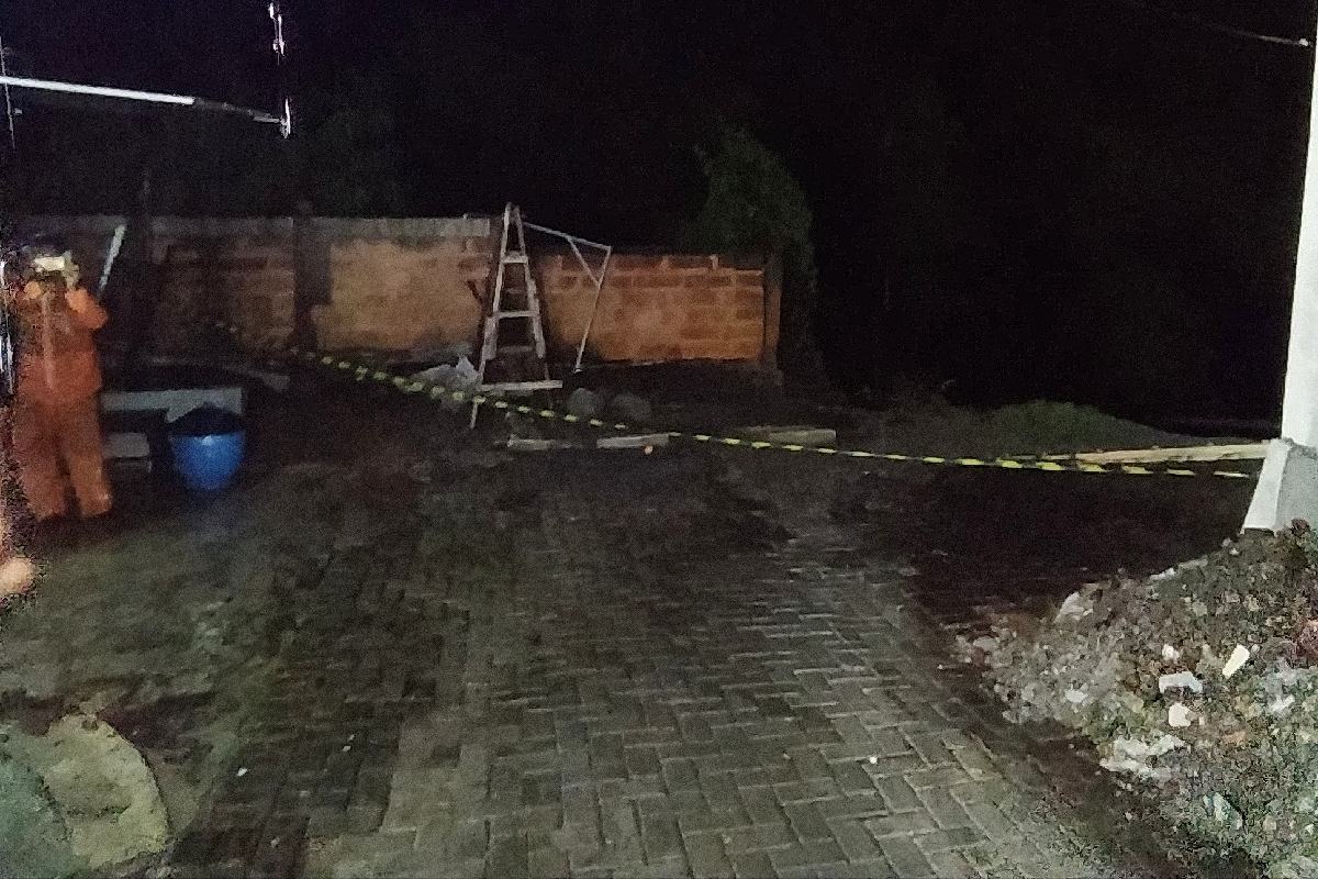 TKP diberi batas garis polisi. (gab) - Longsor Akibat Hujan Deras, Satu Warga Sulfat Inside Hilang