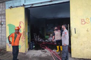 Tampak 2 Mobil PMK telah melakukan pemadaman api Bank Sampah - Induk Bank Sampah Ludes Terbakar