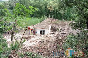 BAHAYA : Tebing yang longsor di Dusun Pijetan, Desa Blayu, Kecamatan Wajak, Kabupaten Malang. (ist) - Tiga Rumah di Wajak Hancur