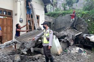 Teras rumah Suyono, warga dusun Resapombo Desa Resapombo Kecamatan Doko Kabupaten Blitar roboh rata dengan tanah, akibat hujan deras disertai angin kencang - Rumah Warga di Blitar Roboh Akibat Diterjang Hujan Lebat Disertai Angin