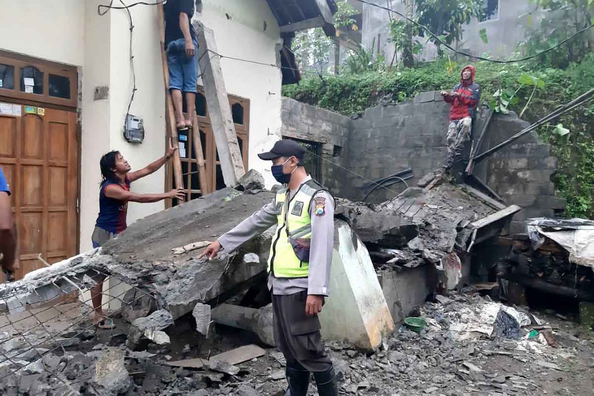 Teras rumah Suyono, warga dusun Resapombo Desa Resapombo Kecamatan Doko Kabupaten Blitar roboh rata dengan tanah, akibat hujan deras disertai angin kencang - Rumah Warga di Blitar Roboh Akibat Diterjang Hujan Lebat Disertai Angin
