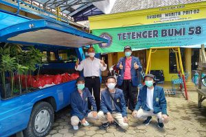 Tim UB membagikan bibit tanaman dalam Tetenger Bumi. (ist) - UB Bagikan Bibit Tanaman Tetenger Bumi