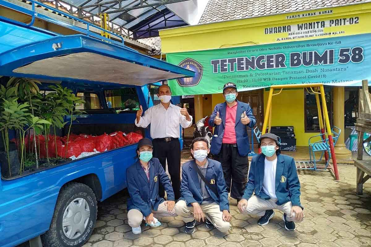 Tim UB membagikan bibit tanaman dalam Tetenger Bumi. (ist) - UB Bagikan Bibit Tanaman Tetenger Bumi