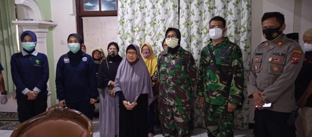 Tim DVI didampingi jajaran Polres Kediri dan Kodim 0809 Kediri saat berada di rumah Nanik - Tim DVI Polda Jatim Ambil Sampel DNA Orang Tua Korban SJ182