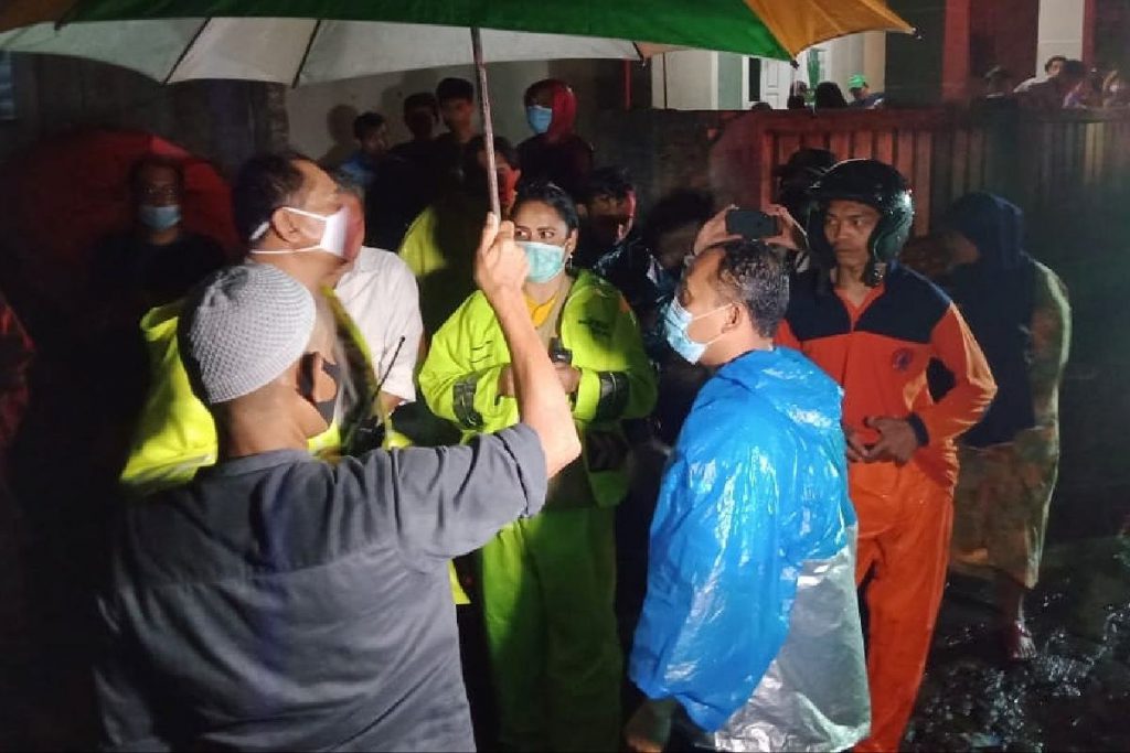 Tim BPBD, SAR, Kepolisian dan masyarakat berupaya mencari keberadaan korban. (gab) - Longsor Akibat Hujan Deras, Satu Warga Sulfat Inside Hilang