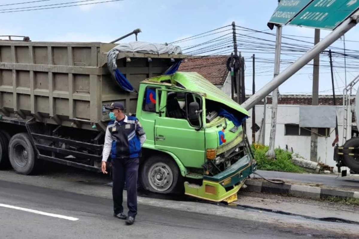 Truk naas naik median jalan - Truk Rem Blong Tabrak Rambu Petunjuk Arah