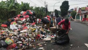 MENGGUNUNG : Tumpukan sampah yang menumpuk begitu saja akibat mogoknya sopir pengangkut sampah di Jember. (ark) - Sampah Menggunung di Sejumlah TPS