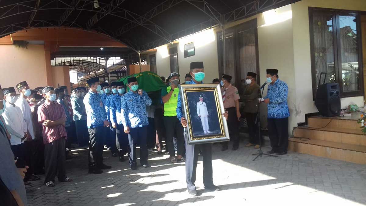 Upacara pemberangkatan almarhum Totok Subihandono di rumah duka Kelurahan Nglegok - Totok Subihandono Sekda Pemkab Blitar Meninggal Dunia