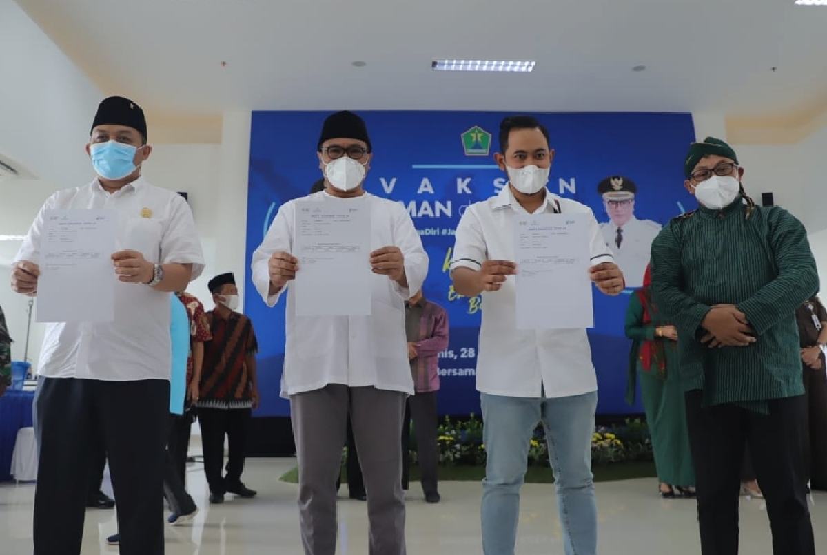 Usai divaksin, para tokoh pencanangan vaksinasi mendapatkan sertifikat. (ist) - Usai Divaksin, Ketua DPRD Sempat Pusing, Wawali: Aman dan Halal