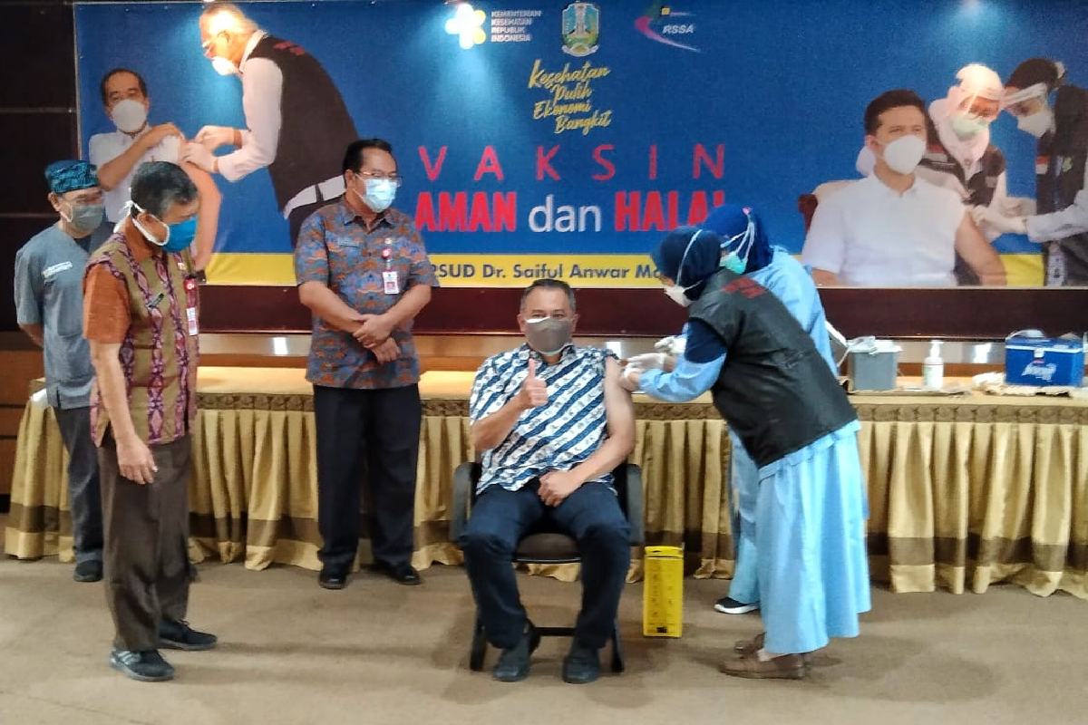 Vaksin simbolis Wakil Direktur RSSA. (ws1) - Tahap Awal RSSA Vaksin 3.500 Nakes