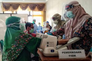 Nakes jalani skrining tahap kedua sebelum divaksin. (ws1) - Puskesmas Kedungkandang Targetkan Vaksinasi Nakes Selesai Januari