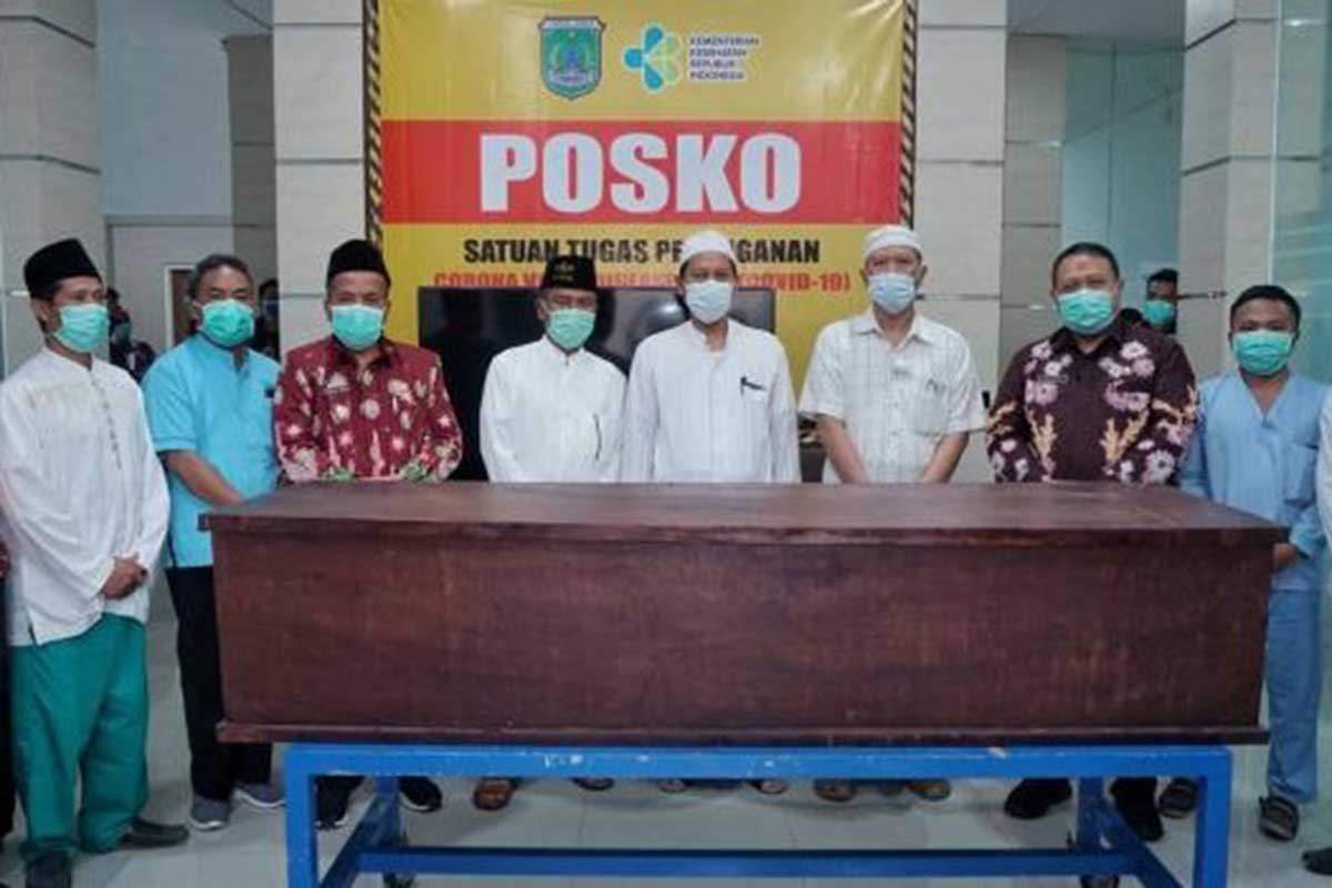 Wabup Pasuruan saat berada di Posko Satgas Covid-19 Pemkab Pasuruan - Wabup Pastikan Pemulasaraan Jenasah Covid-19 Sesuai Syariat