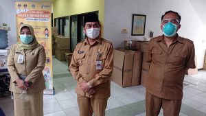 Wakil Bupati Gresik Dr. Mohammad Qosim (tengah) didampingi Kepala Dinas Kesehatan Gresik Syaifuddin Ghozali saat memberikan keterangan pers - Gresik Dijatah 5.903 Dosis Vaksin Sinovac