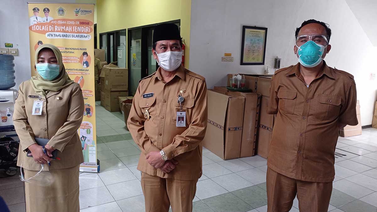 Wakil Bupati Gresik Dr. Mohammad Qosim (tengah) didampingi Kepala Dinas Kesehatan Gresik Syaifuddin Ghozali saat memberikan keterangan pers - Gresik Dijatah 5.903 Dosis Vaksin Sinovac