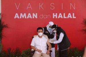 VAKSIN : Wakil Gubernur Jawa Timur, Emil Dardak, menerima vaksin pertama, di Gedung Negara Grahadi, Surabaya, Kamis (14/1/2021). (ist) - Orang Pertama di Jatim yang Disuntik Vaksin Sinovac - Wakil Gubernur (Wagub) Jawa Timur (Jatim) Emil Elestianto Dardak