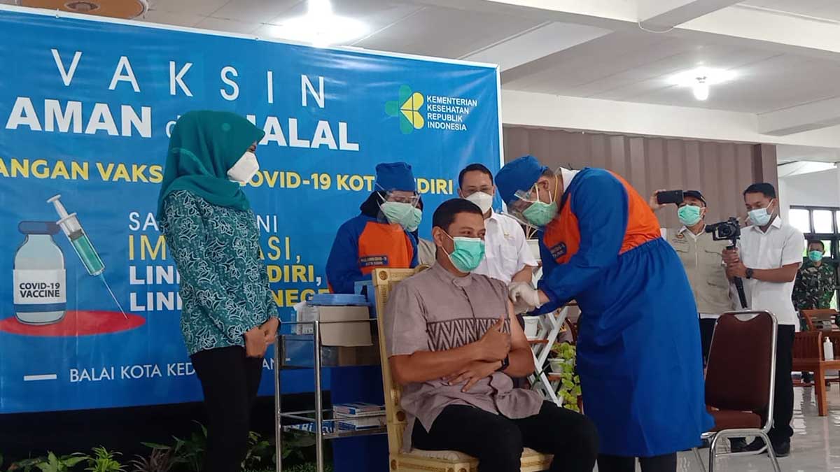 Wali Kota Kediri, Abdullah Abu Bakar menjadi orang pertama di Kota Kediri yang mendapat jatah pertama dalam vaksinasi ini, Rabu (27/1/2021) - Walikota Kediri Dapat Giliran Pertama Disuntik Vaksin