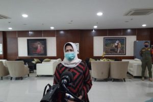 BANTAH : Walikota Batu Dewanti Rumpoko saat diwawancarai di ruang kerjanya. (dok) - Dewanti Sangkal Ruang Kerjanya Digeledah