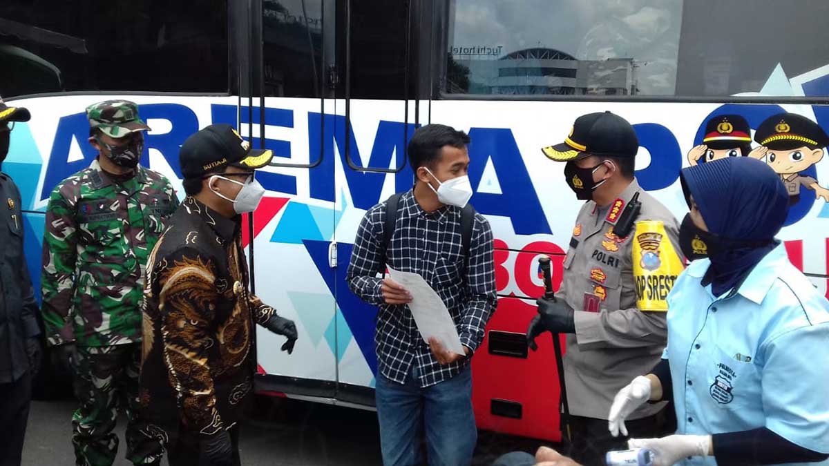 PELAYANAN PRIMA : Walikota Malang, Sutiaji dan Kapolresta Malang Kota, Kombes Pol Leonardus Simarmata ketika berdialog langsung dengan masyarakat usai menurus SKCK di Bus Arema Police Sobo Kelurahan di Polresta Malang Kota, Jumat (22/1/2021). (fik) - Bus Arema Police Sobo Kelurahan Diluncurkan - Kapolresta Malang Kota: Demi Pertahankan Predikat WBK dan WBBM dari Kemenpan RB