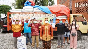 Walikota (depan) foto bersama para perajin tahu dan tempe usai menyerahkan kedelai murah - Pemkot Mojokerto Pasok Kedelai Murah