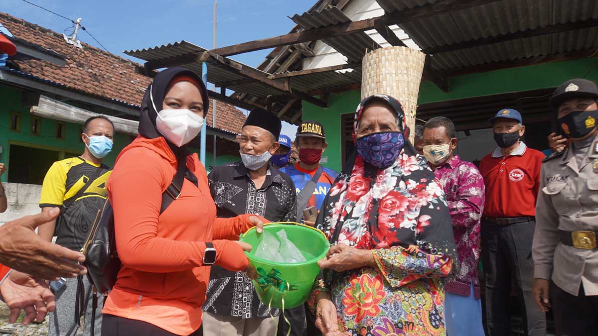 Walikota memberikan bantuan kepada salah satu warga yang rumahnya rusak akibat puting beliung - Walikota Salurkan Bantuan Perbaikan Rumah Warga Akibat Puting Beliung
