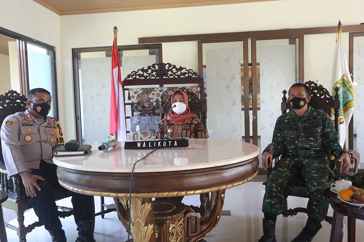 Walikota (tengah) didampingi Kapolresta serta Kasdim 0815/Mojokerto saat Rapat Evaluasi Penerapan PPKM di Jawa Timur secara daring - Angka Covid-19 di Kota Mojokerto Terus Melandai