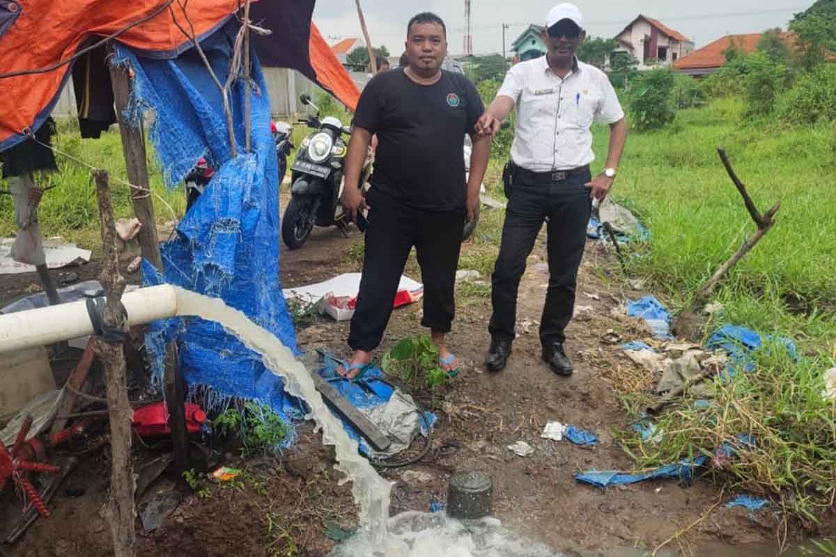 Warga bersama Kades setempat mengecek sumber air panas - Warga Kepulungan Temukan Sumber Air Panas