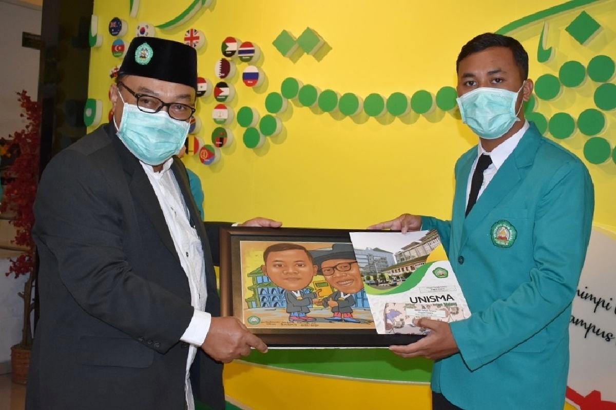 Prof. Junaidi memberikan reward kepada mahasiswa berprestasi. (Ist) - Anak Petani Lulus Dobel Gelar dengan IPK 4.0