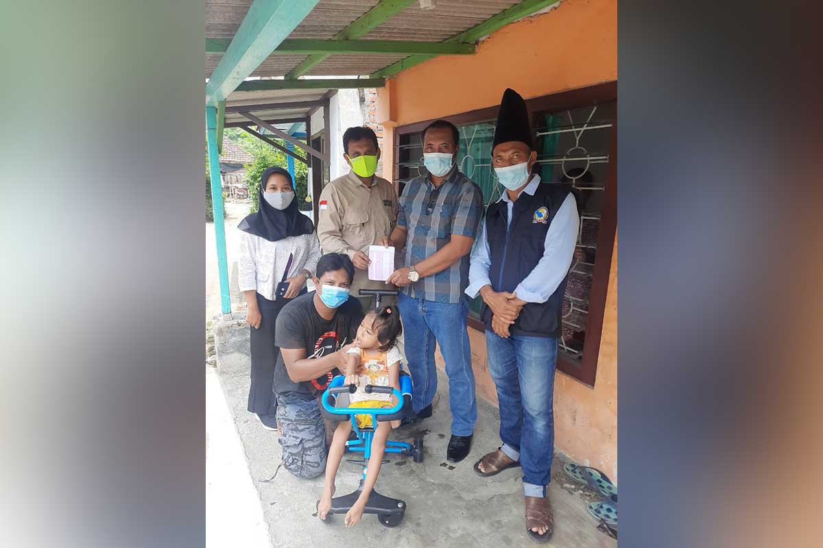 BANTUAN KURSI RODA: (dari kanan) TKSK Jabon Mistari, Kades Trompoasri Samsul, dan Syamsudin bersama putrinya Rika Puspita Anggraini ketika penyerahan kursi roda. (par) - TKSK Jabon Bantu Penyandang Disabilitas Kursi Roda