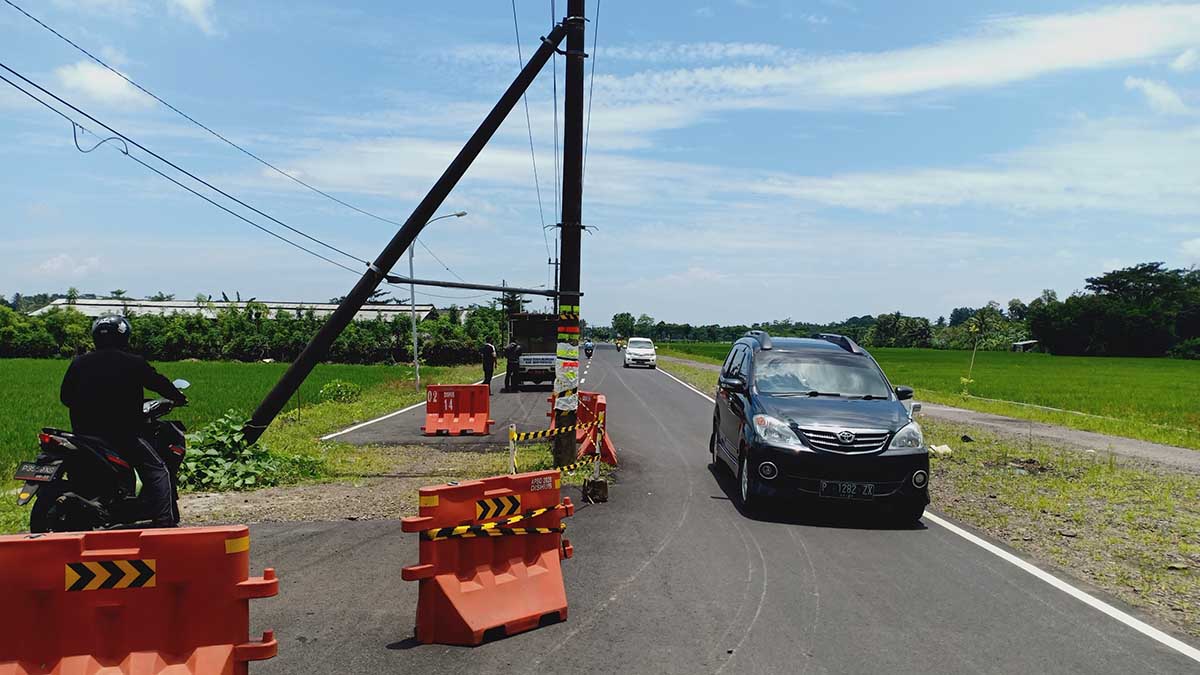 7 Tiang Listrik Yang Berdiri Ditengah Jalan Akan Dipindah - Banyuwangi
