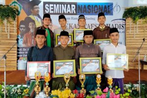 Tim ASC UM borong Piala MSQ. (ist) - ASC UM Borong Empat Piala MSQ Pekan Tafsir Hadist Jatim