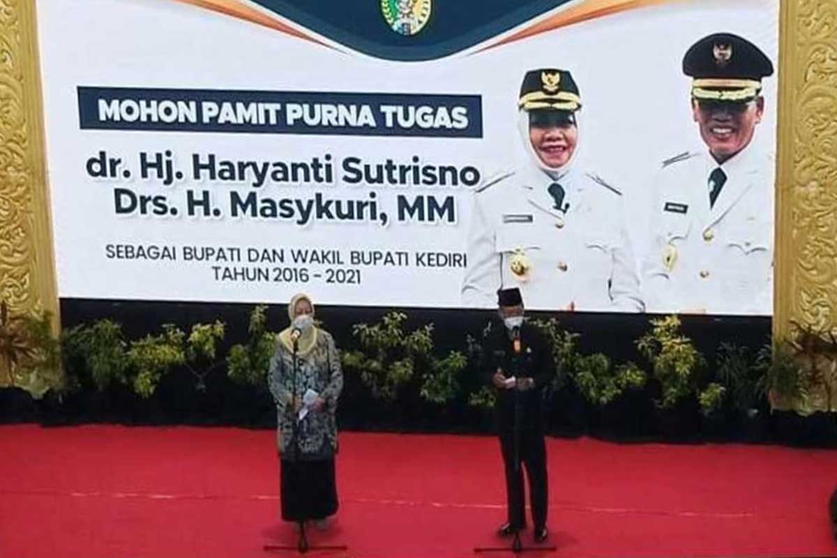 Acara dengan tajuk "Mohon Pamit Purna Tugas" tersebut, digelar secara virtual di Convention Hall Area Simpang Lima Gumul (SLG), Selasa Pagi (16/02/2021) - Bupati Kediri Pamitan Secara Virtual