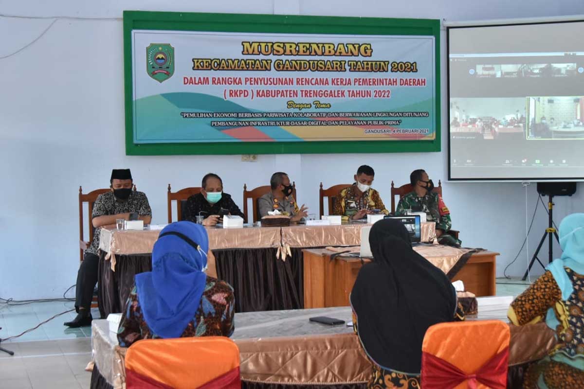 Anggota DPRD Trenggalek Dapil II sampaikan pokok-pokok pikiran dalam Musrenbang Kecamatan Gandusari - Anggota DPRD Dari Dapil II Hadiri Musrenbang Kecamatan Gandusri