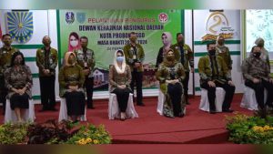 Arumi Bachsin bersama Pengurus Dekranasda Kota Probolinggo. (ist) - Arumi Bachsin Saksikan Walikota Lantik Pengurus Dekranasda