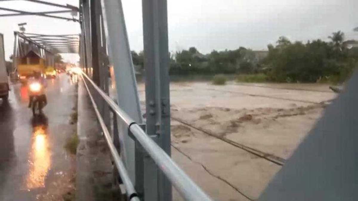 Arus Deras Sungai Konto Hanyutkan Pekerja Tambang