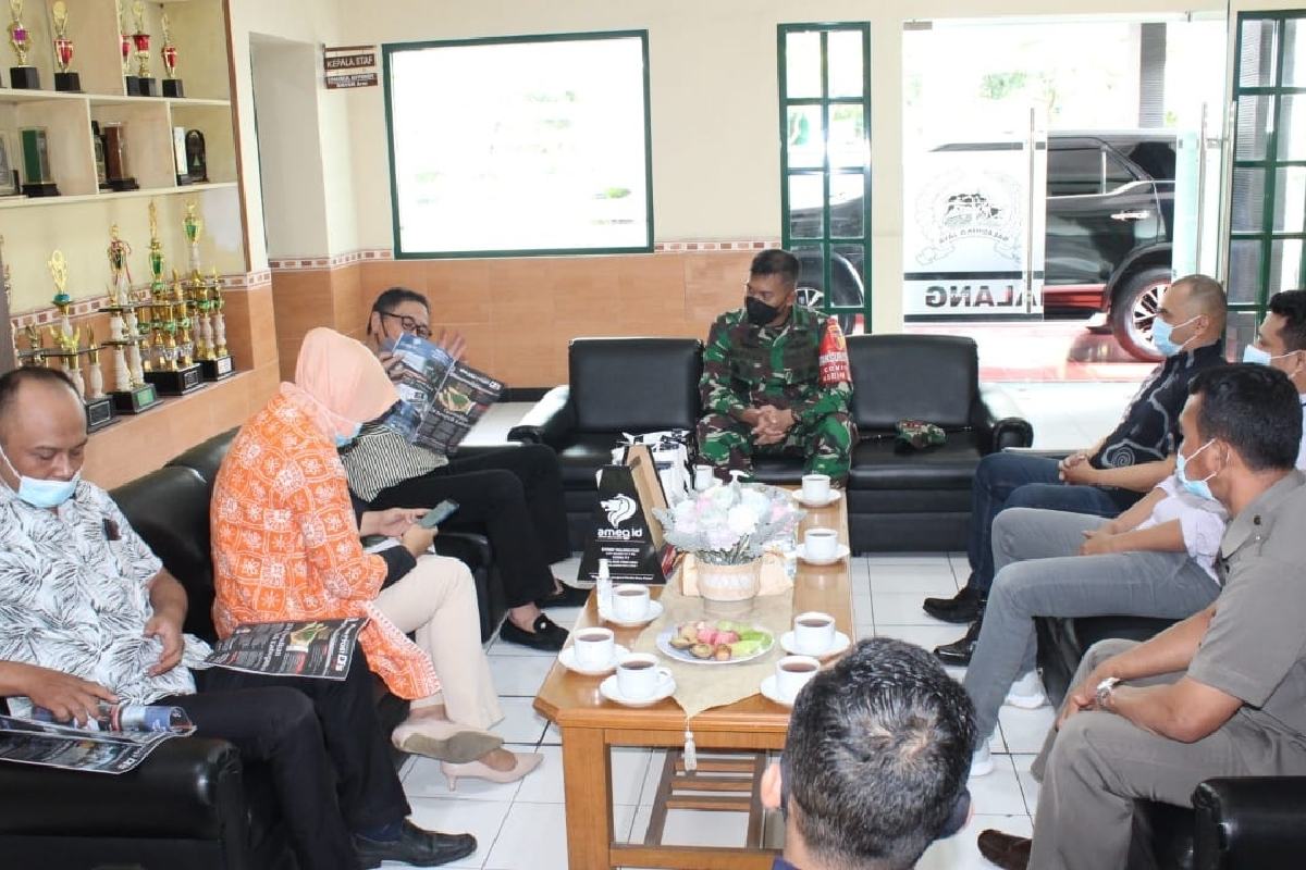 Direktur AMEG Malang Post Imawan Mashuri menjelaskan produk Ameg. (ist) - Arema Media Group Sambangi Dandim 0833/Kota Malang