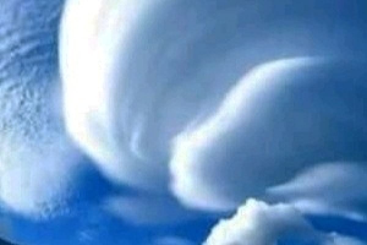 Awan Lentikularis tampak di dataran rendah. (ist) - Disela Dentuman, Muncul Awan Lentikularis di Malang