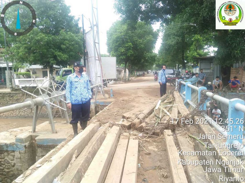 BERSIHKAN SAMPAH: Para petugas Dinas Lingkungan Hidup sedang membersihkan sampah sampah berupa ranting pohon. Tampak Kepala Dinas DLH Tri Wahyu Kuncoro (pakai topi) - Pasca Bencana Alam, DLH Nganjuk Bersihkan Tumpukan Sampah