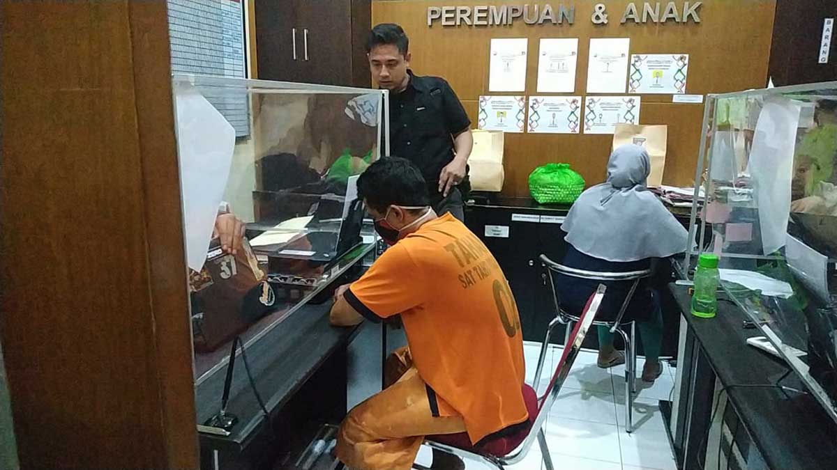 BR (36), seorang oknum guru SMP di Kecamatan Doko, Kabupaten Blitar yang menyetubuhi muridnya sendiri, menjalani pemeriksaan di Unit PPA Satreskrim Polres Blitar - Oknum Guru SMP Setubuhi Siswinya Saat Studi Tour