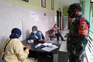 Koramil 0833/01 Klojen Kota Malang dampingi vaksinasi nakes Puskesmas. (ist) - Babinsa Koramil Klojen Kawal Pelaksanaan Vaksinasi Nakes Puskesmas