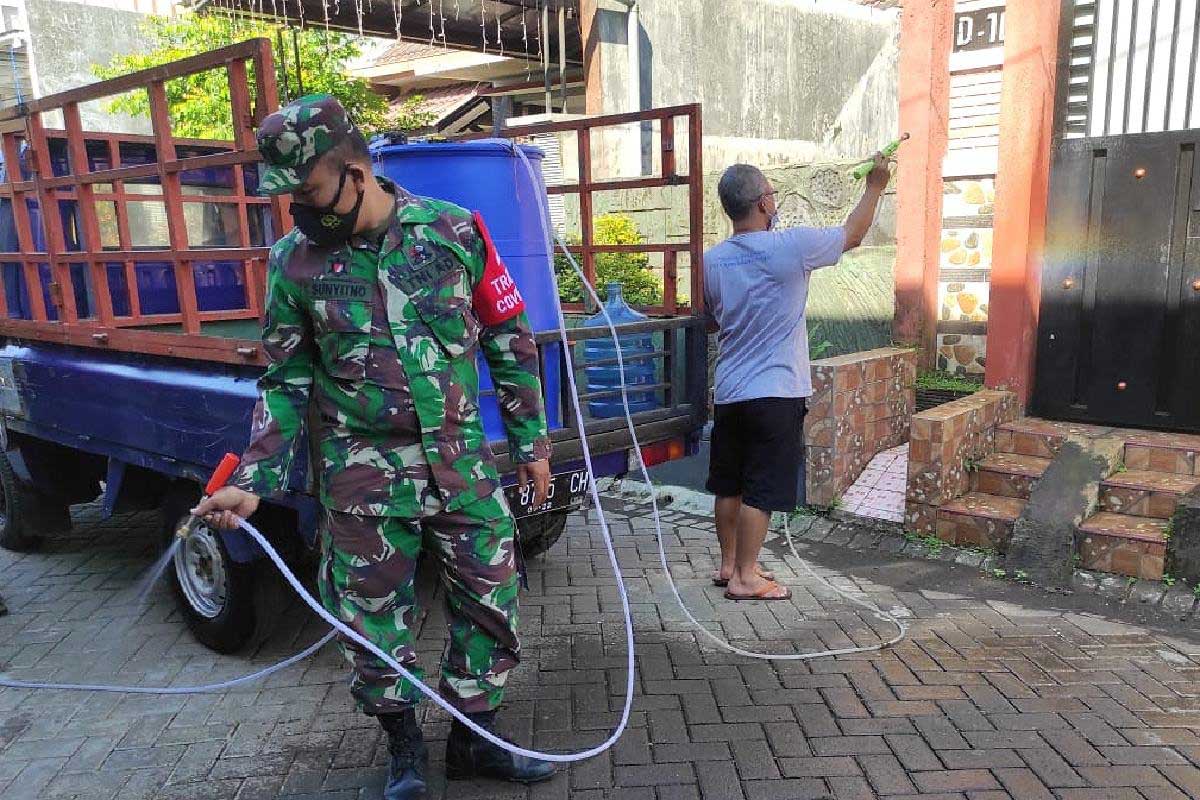 Babinsa Pandanwangi - Relawan semprot disinfektan Plaosan Permai. (ist) - Babinsa Pandanwangi - Relawan Semprot Disinfektan Plaosan Permai