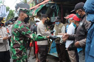 Bagikan masker gratis di Pasar Blimbing. (ist) - Forpimda Kota Malang Bagikan Ribuan Masker Gratis di Pasar Blimbing